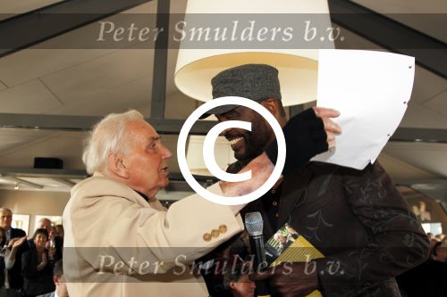 Poortugaal 3 april 2011
Boekpresentatie Eddy Doorenbos en cd opnames. Humphrey Campbell en zijn broers reiken eerste boek uit. Verder zijn natuurlijk de vrouw dochter en kleinzoons van Eddy aanwezig.
Peter Smulders bv