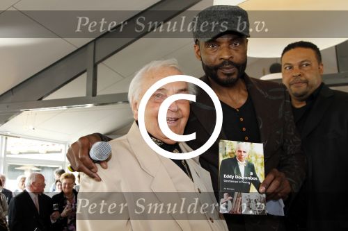 Poortugaal 3 april 2011
Boekpresentatie Eddy Doorenbos en cd opnames. Humphrey Campbell en zijn broers reiken eerste boek uit. Verder zijn natuurlijk de vrouw dochter en kleinzoons van Eddy aanwezig.
Peter Smulders bv