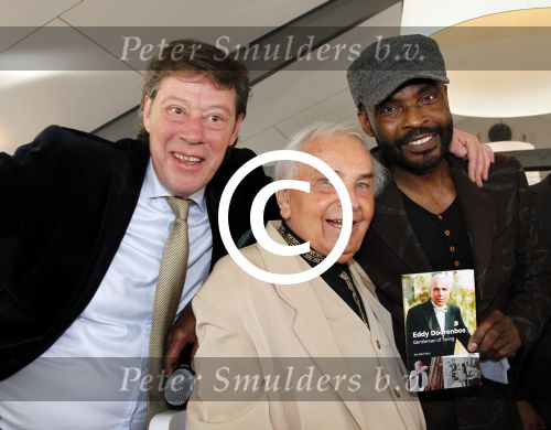 Poortugaal 3 april 2011
Boekpresentatie Eddy Doorenbos en cd opnames. Humphrey Campbell en zijn broers reiken eerste boek uit. Verder zijn natuurlijk de vrouw dochter en kleinzoons van Eddy aanwezig. Dolf de Vries
Peter Smulders bv