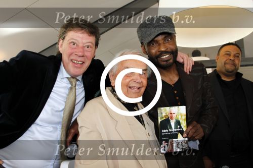 Poortugaal 3 april 2011
Boekpresentatie Eddy Doorenbos en cd opnames. Humphrey Campbell en zijn broers reiken eerste boek uit. Verder zijn natuurlijk de vrouw dochter en kleinzoons van Eddy aanwezig. Dolf de Vries
Peter Smulders bv