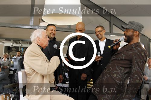 Poortugaal 3 april 2011
Boekpresentatie Eddy Doorenbos en cd opnames. Humphrey Campbell en zijn broers reiken eerste boek uit. Verder zijn natuurlijk de vrouw dochter en kleinzoons van Eddy aanwezig.
Peter Smulders bv