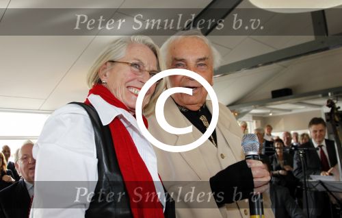 Poortugaal 3 april 2011
Boekpresentatie Eddy Doorenbos en cd opnames. Humphrey Campbell en zijn broers reiken eerste boek uit. Verder zijn natuurlijk de vrouw dochter en kleinzoons van Eddy aanwezig. Eddy met zijn eerste vriendin
Peter Smulders bv