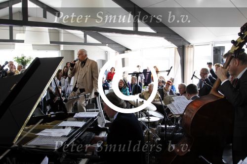 Poortugaal 3 april 2011
Boekpresentatie Eddy Doorenbos en cd opnames. Humphrey Campbell en zijn broers reiken eerste boek uit. Verder zijn natuurlijk de vrouw dochter en kleinzoons van Eddy aanwezig.
Peter Smulders bv
