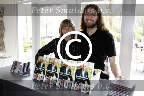 Poortugaal 3 april 2011
Boekpresentatie Eddy Doorenbos en cd opnames. Humphrey Campbell en zijn broers reiken eerste boek uit. Verder zijn natuurlijk de vrouw dochter en kleinzoons van Eddy aanwezig.
Peter Smulders bv