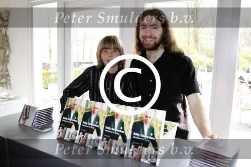 Poortugaal 3 april 2011
Boekpresentatie Eddy Doorenbos en cd opnames. Humphrey Campbell en zijn broers reiken eerste boek uit. Verder zijn natuurlijk de vrouw dochter en kleinzoons van Eddy aanwezig.
Peter Smulders bv