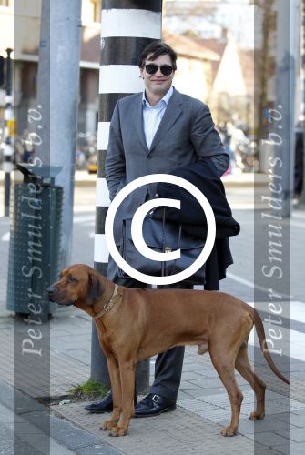 Amsterdam 22 maart 2011
Edwin de Roy van Zuydewijn met zijn hond op straat.
Peter Smulders bv