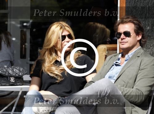 Amsterdam 8 april 2011
Estelle Gullit op terras met Leco v Zadelhoff.
Peter Smulders bv