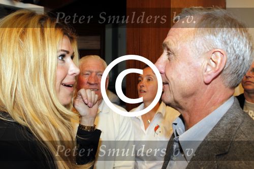 Amsterdam 14 maart 2011
Presentaie blad helden wat deze maand helemaal in het teken staat van Johan Cruijff. Frits en Barbara Barend presenteren het vanuit het olympisch stadion. Estelle Gullit
Peter Smulders bv