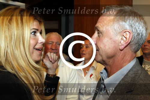 Amsterdam 14 maart 2011
Presentaie blad helden wat deze maand helemaal in het teken staat van Johan Cruijff. Frits en Barbara Barend presenteren het vanuit het olympisch stadion. Estelle Gullit
Peter Smulders bv