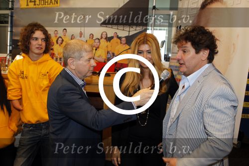 Amsterdam 14 maart 2011
Presentaie blad helden wat deze maand helemaal in het teken staat van Johan Cruijff. Frits en Barbara Barend presenteren het vanuit het olympisch stadion. Estelle Gullit met Rene Froger
Peter Smulders bv