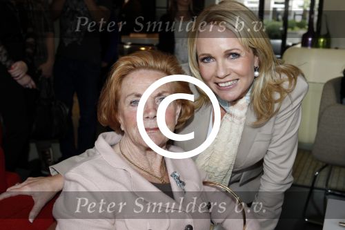 Amsterdam 15 maart 2011
Presentatie boek Esther Kreukniet bij hotel the Grand. Esther met moeder
Peter Smulders bv