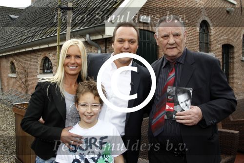 Utrecht 30 maart 2011
Presentatie nieuwe cd van Frans Bauer. Zijn vader en moeder en Mariska met zoon Christiaan zijn aanwezig.
Peter Smulders bv