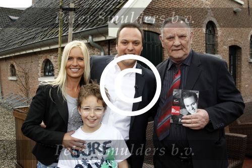 Utrecht 30 maart 2011
Presentatie nieuwe cd van Frans Bauer. Zijn vader en moeder en Mariska met zoon Christiaan zijn aanwezig.
Peter Smulders bv