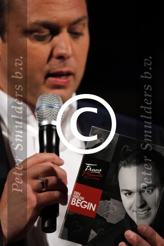 Utrecht 30 maart 2011
Presentatie nieuwe cd van Frans Bauer. Zijn vader en moeder en Mariska met zoon Christiaan zijn aanwezig.
Peter Smulders bv