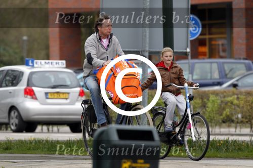 Naarden 5 april 2011
Frits Sissing met zijn dochter op weg naar hockey.
Peter Smulders bv