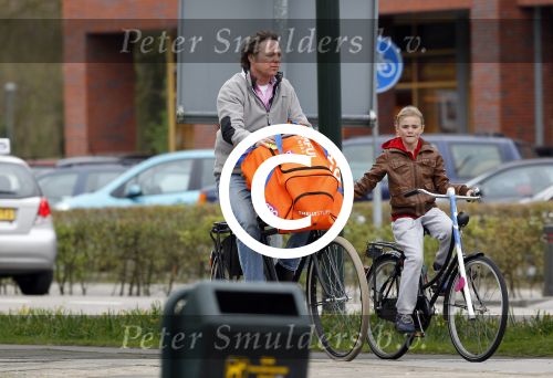 Naarden 5 april 2011
Frits Sissing met zijn dochter op weg naar hockey.
Peter Smulders bv