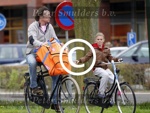 Naarden 5 april 2011
Frits Sissing met zijn dochter op weg naar hockey.
Peter Smulders bv