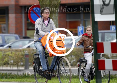 Naarden 5 april 2011
Frits Sissing met zijn dochter op weg naar hockey.
Peter Smulders bv