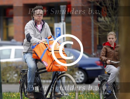 Naarden 5 april 2011
Frits Sissing met zijn dochter op weg naar hockey.
Peter Smulders bv
