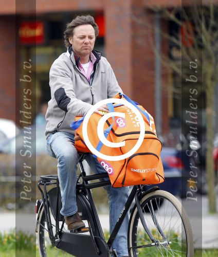 Naarden 5 april 2011
Frits Sissing met zijn dochter op weg naar hockey.
Peter Smulders bv