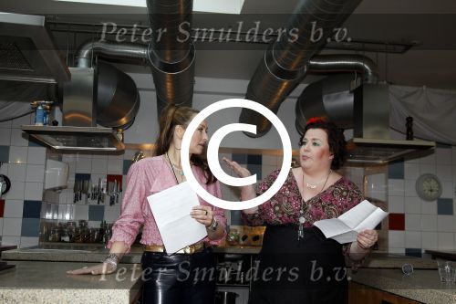 Amsterdam 29 maart 2011
Presentatie nieuwe boek Marian Mudder. Gooische Frieten ( Cynthia Abma en Annemieke Aalderink Bakker) reiken het ereste boek uit.
Peter Smulders bv