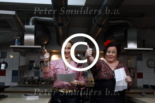 Amsterdam 29 maart 2011
Presentatie nieuwe boek Marian Mudder. Gooische Frieten ( Cynthia Abma en Annemieke Aalderink Bakker) reiken het ereste boek uit.
Peter Smulders bv