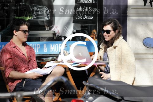 Amsterdam 9 april 2011
Halina Reijn met vriend op terras.
Peter Smulders bv