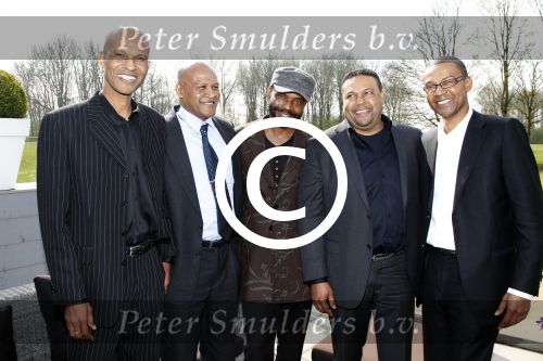 Poortugaal 3 april 2011
Boekpresentatie Eddy Doorenbos en cd opnames. Humphrey Campbell en zijn broers reiken eerste boek uit. Verder zijn natuurlijk de vrouw dochter en kleinzoons van Eddy aanwezig.
Peter Smulders bv