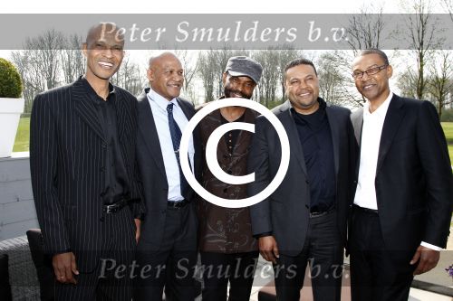 Poortugaal 3 april 2011
Boekpresentatie Eddy Doorenbos en cd opnames. Humphrey Campbell en zijn broers reiken eerste boek uit. Verder zijn natuurlijk de vrouw dochter en kleinzoons van Eddy aanwezig.
Peter Smulders bv