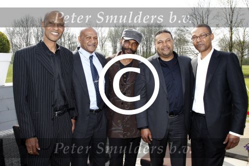 Poortugaal 3 april 2011
Boekpresentatie Eddy Doorenbos en cd opnames. Humphrey Campbell en zijn broers reiken eerste boek uit. Verder zijn natuurlijk de vrouw dochter en kleinzoons van Eddy aanwezig.
Peter Smulders bv