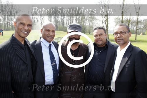 Poortugaal 3 april 2011
Boekpresentatie Eddy Doorenbos en cd opnames. Humphrey Campbell en zijn broers reiken eerste boek uit. Verder zijn natuurlijk de vrouw dochter en kleinzoons van Eddy aanwezig.
Peter Smulders bv