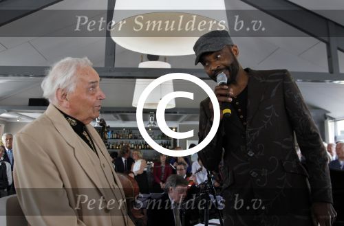 Poortugaal 3 april 2011
Boekpresentatie Eddy Doorenbos en cd opnames. Humphrey Campbell en zijn broers reiken eerste boek uit. Verder zijn natuurlijk de vrouw dochter en kleinzoons van Eddy aanwezig.
Peter Smulders bv