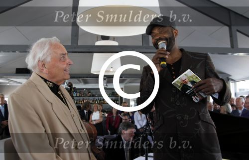 Poortugaal 3 april 2011
Boekpresentatie Eddy Doorenbos en cd opnames. Humphrey Campbell en zijn broers reiken eerste boek uit. Verder zijn natuurlijk de vrouw dochter en kleinzoons van Eddy aanwezig.
Peter Smulders bv