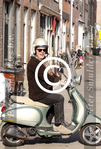 Amsterdam 29 maart 2011
Huub Stapel op zijn vespa scooter.
Peter Smulders bv