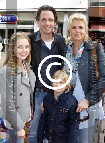 Amsterdam 20 maart 2011
Premiere Hop in Tuschinski. Irene Moors met man Barry en kinderen
Peter Smulders bv