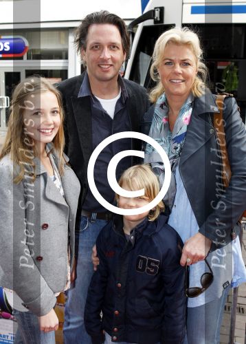 Amsterdam 20 maart 2011
Premiere Hop in Tuschinski. Irene Moors met man Barry en kinderen
Peter Smulders bv