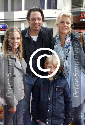 Amsterdam 20 maart 2011
Premiere Hop in Tuschinski. Irene Moors met man Barry en kinderen
Peter Smulders bv