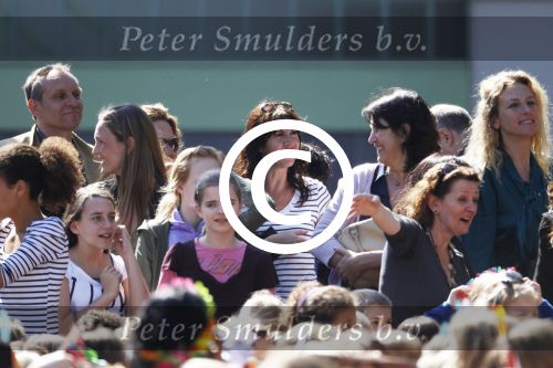 Amsterdam 8 april 2011
Isa Hoes op school bij haar kinderen en op de fiets in het vondelpark.
Peter Smulders bv