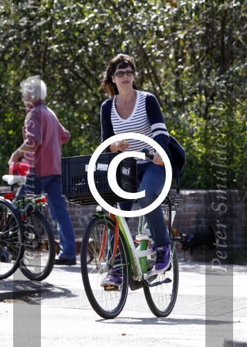 Amsterdam 8 april 2011
Isa Hoes op school bij haar kinderen en op de fiets in het vondelpark.
Peter Smulders bv