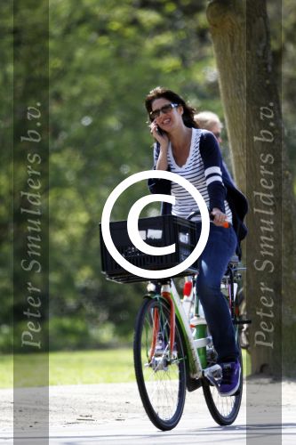 Amsterdam 8 april 2011
Isa Hoes op school bij haar kinderen en op de fiets in het vondelpark.
Peter Smulders bv