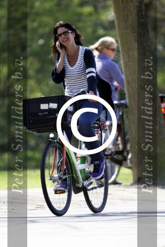 Amsterdam 8 april 2011
Isa Hoes op school bij haar kinderen en op de fiets in het vondelpark.
Peter Smulders bv