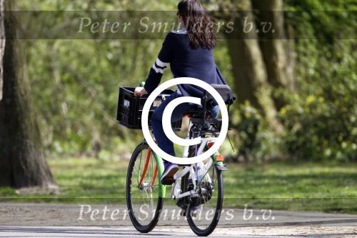 Amsterdam 8 april 2011
Isa Hoes op school bij haar kinderen en op de fiets in het vondelpark.
Peter Smulders bv