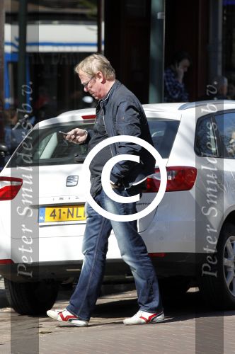Amsterdam 8 april 2011
Jack Spijkerman met gsm op straat.
Peter Smulders bv