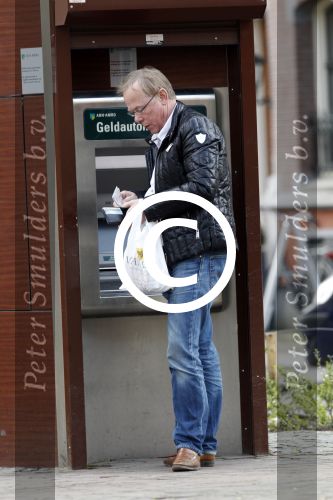 Amsterdam 25 maart 2011
Jack Spijkerman pint geld en doet boodschappen.
Peter Smulders bv