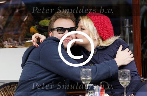 Amsterdam 14 april 2011
Jamai Looman met een vriendin op terras met van dam.
Peter Smulders bv