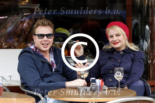 Amsterdam 14 april 2011
Jamai Looman met een vriendin op terras met van dam.
Peter Smulders bv