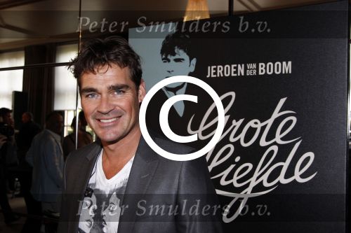 Amsterdam 15 april 2011
Presentatie nieuwe cd van Jeroen v d Boom bij het college hotel. Zijn vrouw Danie en zoon Luuk krijgen eerste cd
Peter Smulders bv