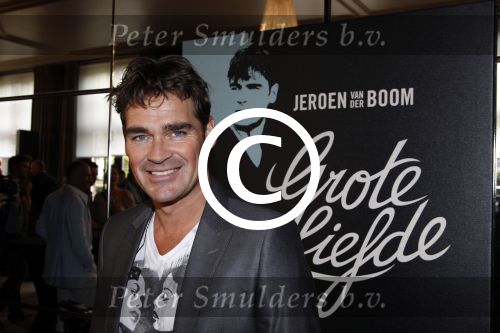 Amsterdam 15 april 2011
Presentatie nieuwe cd van Jeroen v d Boom bij het college hotel. Zijn vrouw Danie en zoon Luuk krijgen eerste cd
Peter Smulders bv