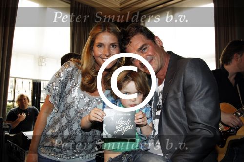 Amsterdam 15 april 2011
Presentatie nieuwe cd van Jeroen v d Boom bij het college hotel. Zijn vrouw Danie en zoon Luuk krijgen eerste cd
Peter Smulders bv