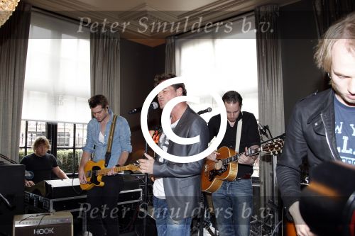 Amsterdam 15 april 2011
Presentatie nieuwe cd van Jeroen v d Boom bij het college hotel. Zijn vrouw Danie en zoon Luuk krijgen eerste cd
Peter Smulders bv